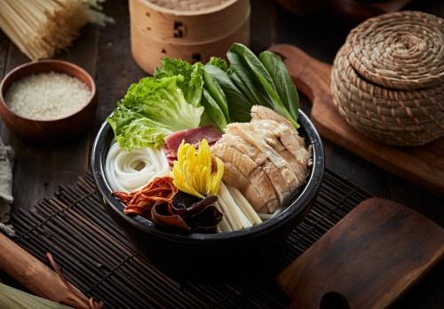 格朗合半只鸡菊花米线菜品图片 格朗合半只鸡菊花米线菜品图片